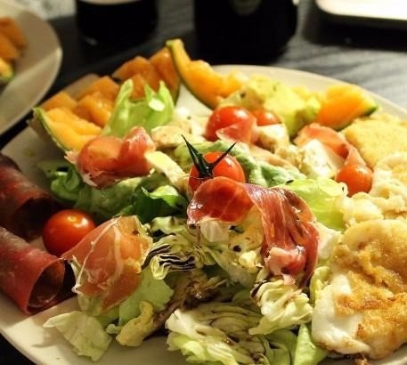 Салат итальянский с дольками дыни, панированной моцареллой, под бальзамическим соусом