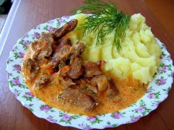 ГУЛЯШ С ПОДЛИВКОЙ И КАРТОФЕЛЬНЫМ ПЮРЕ КАК В САДИКЕ
