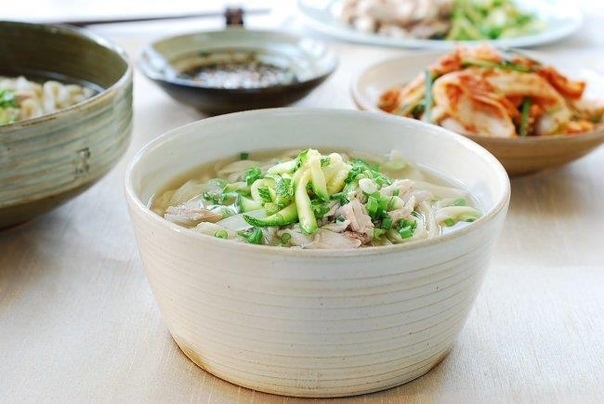 Суп из курицы с лапшой - Dak Kkalguksu &ndash; 닭칼국수