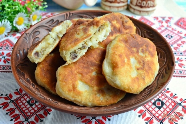 ЖАРЕНЫЕ ПИРОЖКИ С КУРИНОЙ ПЕЧЕНЬЮ И КАРТОФЕЛЕМ