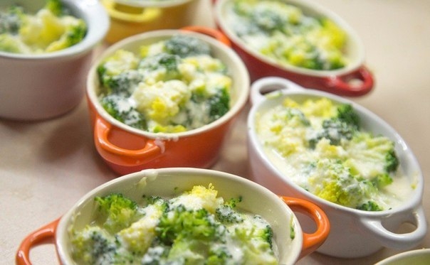 Порционные куриные запеканки с брокколи Порционные куриные запеканки с брокколи