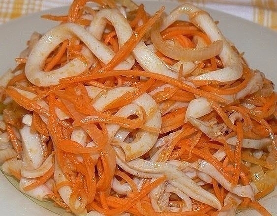 Очень вкусный Салат с кальмарами и корейской морковью.