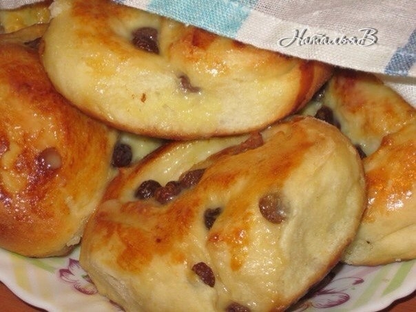 Сливочные плюшки с изюмом и лимонным кремом Сливочные плюшки с изюмом и лимонным кремом