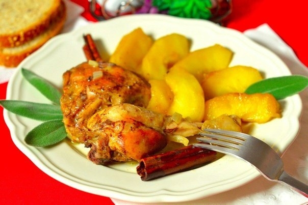 Курица с яблоками и шалфеем