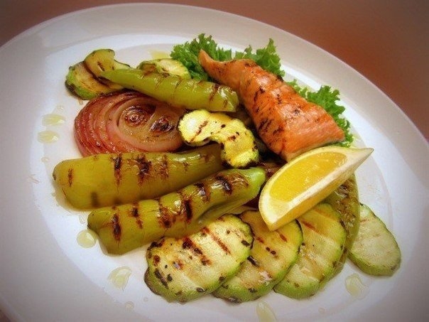Тёплый салат с лососем и овощами, запечёнными на гриле