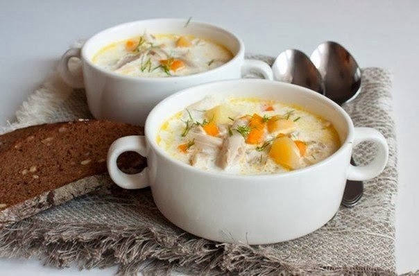 Густой сливочный суп с курицей.