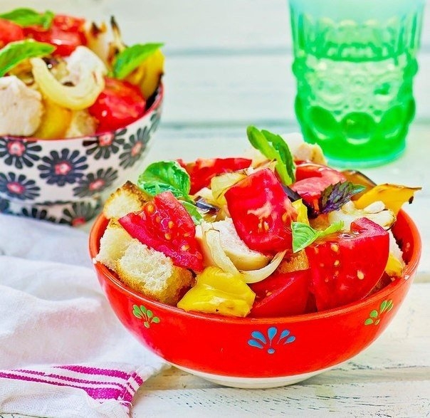 Хлебный салат с курицей-гриль