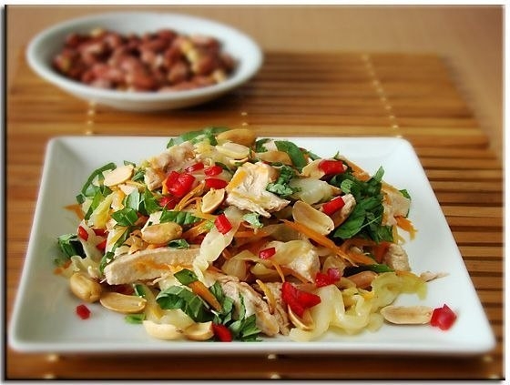 Острый салат с курицей.