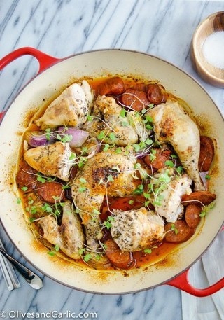 Курица, запечённая с колбасками и луком