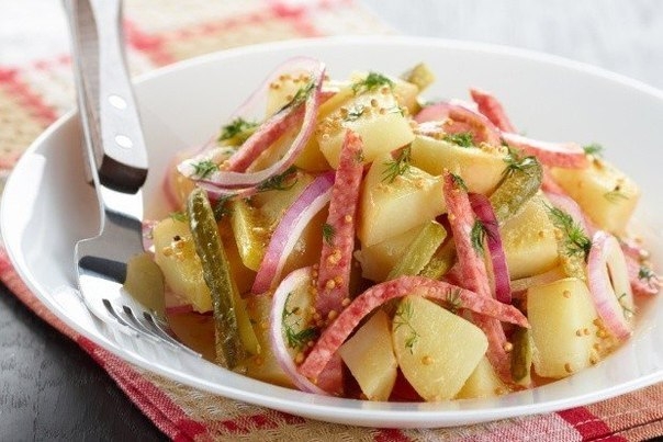 Картофельный салат с луком и салями