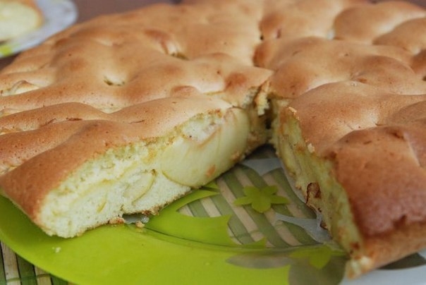 Рецепт шарлотки с яблоками в мультиварке