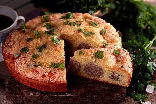 Пирог с фрикадельками под сыром