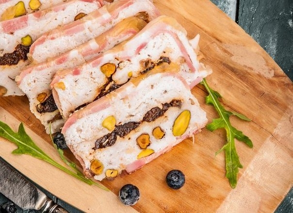 Рулет из курицы с черносливом