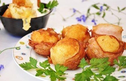 Картофельные шарики с сыром и беконом .