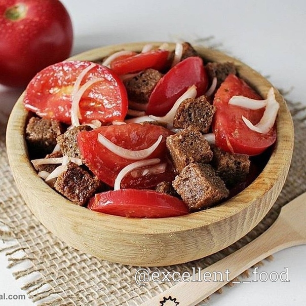 Хлебный салат с помидорами и луком. Хлебный салат с помидорами и луком.
