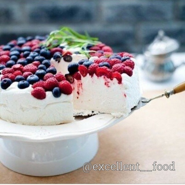 Творожный мусс с ягодами (торт)