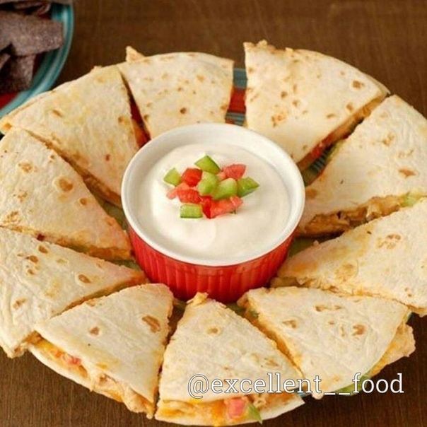 Кесадилья с курицей и яблоками