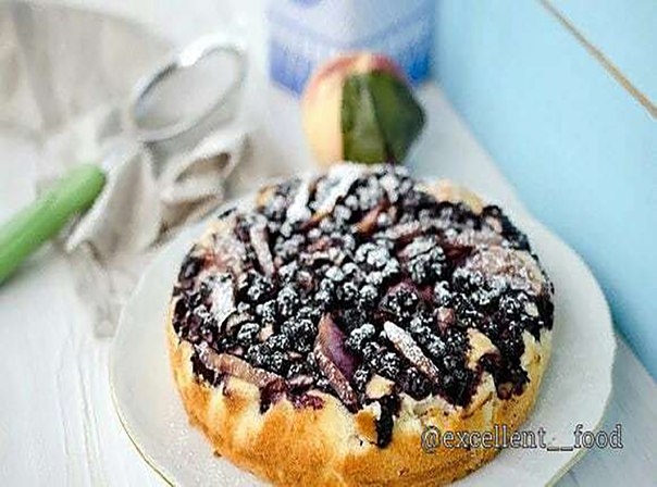 Пирог с яблоками и черникой