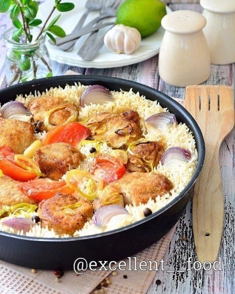 Грудка куриная, запеченная с рисом и овощами