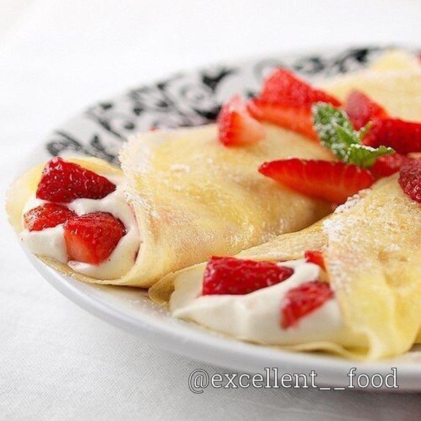 Блины с муссом из клубники и белого шоколада