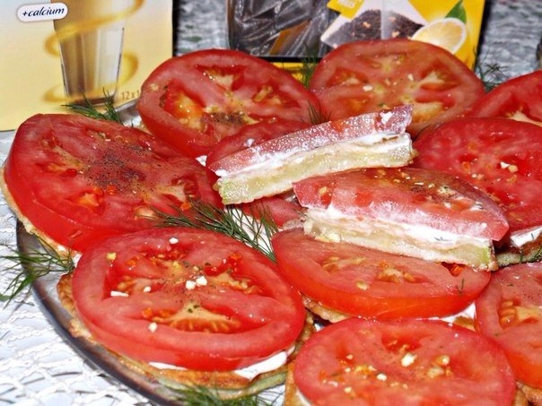Жареные кабачки в кляре с чесноком и помидором - очень простое,вкусное и аппетитное блюдо.
