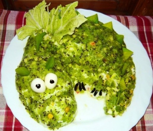 Салат с креветками, крабовыми палочками и киви