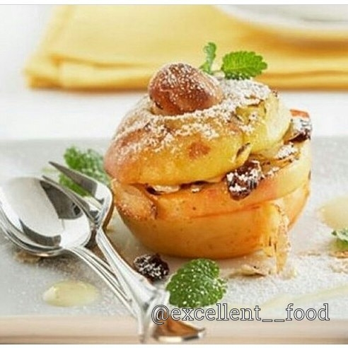 Зеленые яблоки с творогом и изюмом в духовке