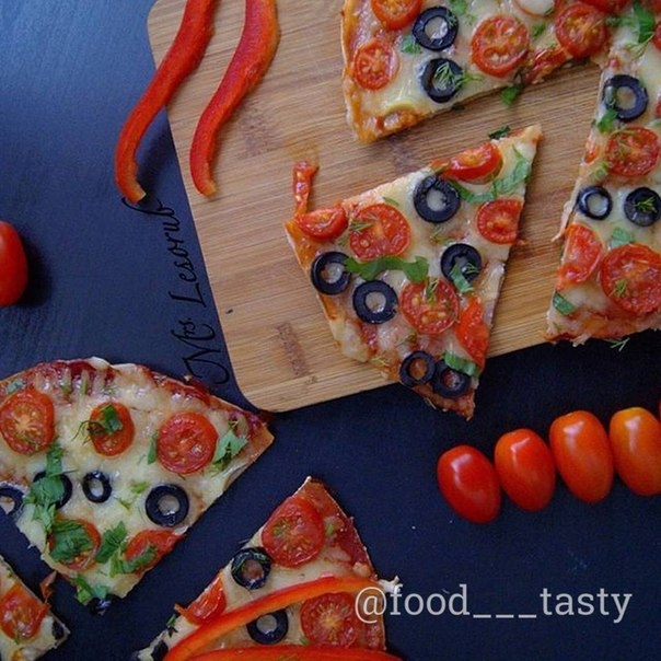 Домашняя пицца с сыром, томатами черри и маслинами