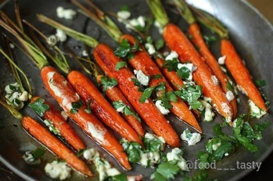 Запеченная морковка с травами и сыром