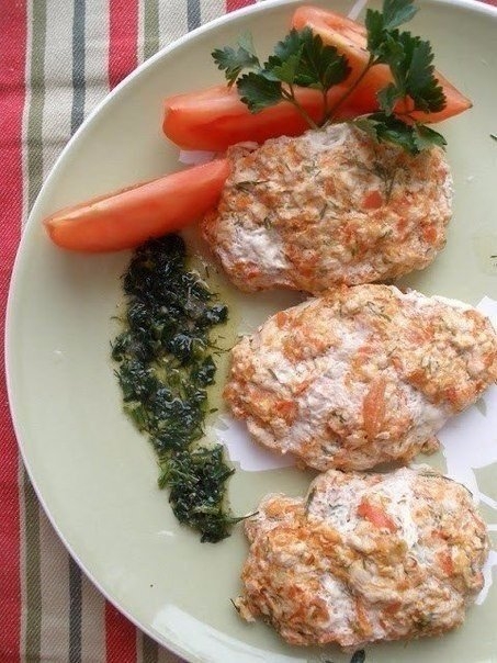 Куриные паровые котлеки под соусом Куриные паровые котлеки под соусом