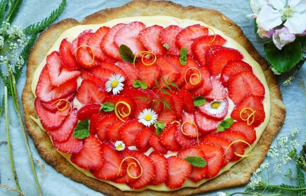 Сладкая пицца с клубникой
