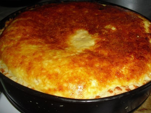 Луковый пирог со сметанной заливкой.