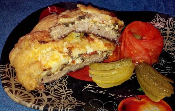 Отбивная, с грибами и картошкой под сырной шапкой.