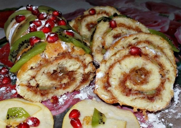 Бисквитный рулетик,с яблочной начинкой и корицей