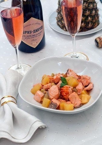 Жареный лосось с ананасами и розовым шампанским