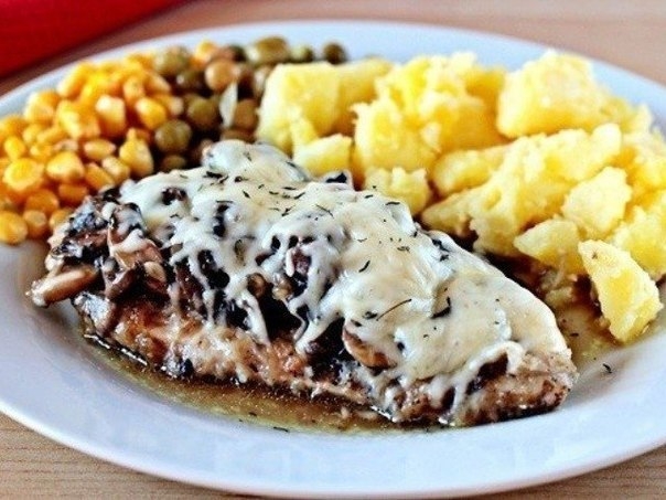 Куриная грудка с грибами и сыром