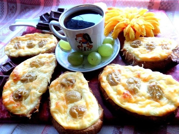 Гренки с запечённым творожком