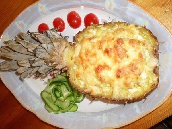 Мясо, запеченное в ананасе