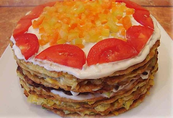 Торт из кабачковых блинов с овощной начинкой