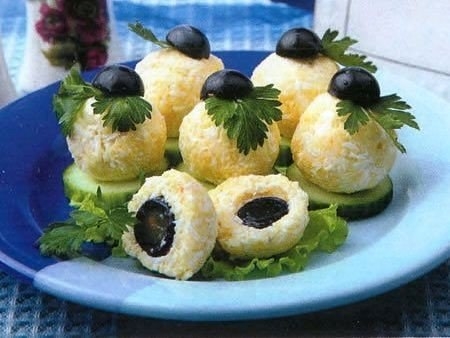 Вкусная закуска с сыром и виноградом