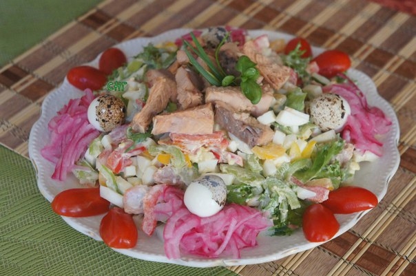 Салат из горбуши с болгарскими перцами.