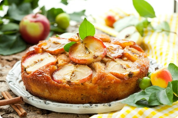 Шарлотка с яблоками и творогом
