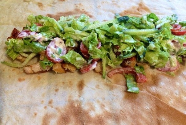 Летняя закусочка из лаваша и жаренной курочки.