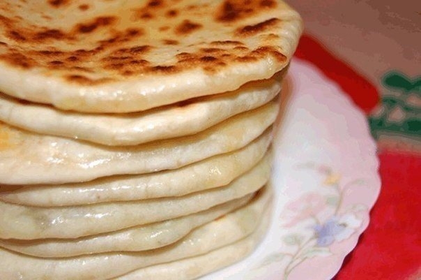 Лепёшки с картошкой хорошо шли со сметаной, а вот с сыром – ели с пальцами. Лепёшки с картошкой хорошо шли со сметаной, а вот с сыром – ели с пальцами.