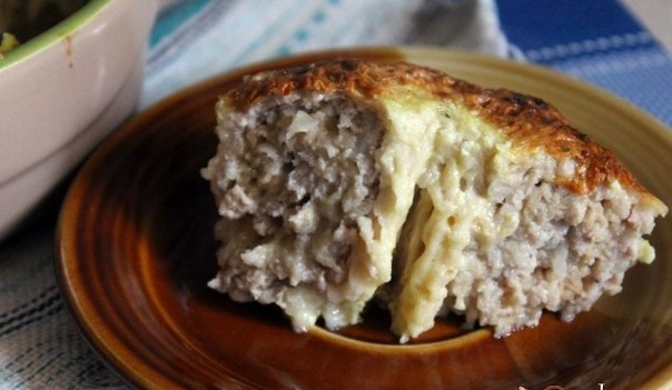 Заливной пирог из вафельных коржей с мясным фаршем
