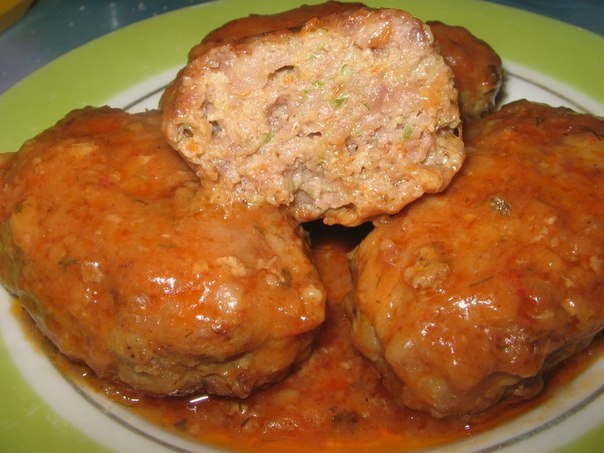 Котлеты из мясного фарша и овощной смеси.