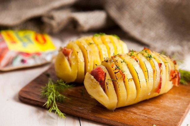 Картошка-гармошка – простое, сытное и очень вкусное блюдо, которое никогда не надоест! Начинка может Картошка-гармошка – простое, сытное и очень вкусное блюдо, которое никогда не надоест! Начинка может