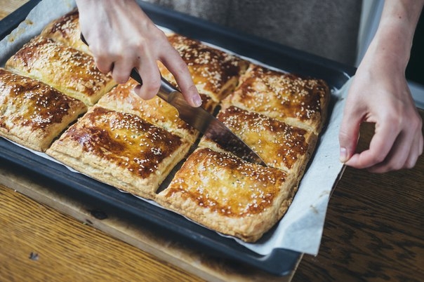 Слойки с яйцом и зеленью Слойки с яйцом и зеленью