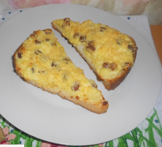 Гренки с творогом, изюмом и сыром.