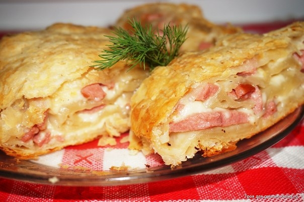 Рецепт несладких слоек с копченой колбасой и грибами
